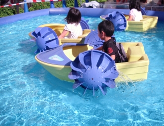 プールで遊ぶこどもたち