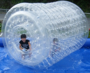 プールで遊ぶこどもたち